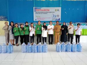 Warga Desa Koromatantu Terima Program 5 Galon Per KK