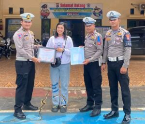 Rifka Poluan Dapat Penghargaan Satlantas Polres Morut, Usai Tolong Korban Kecelakaan