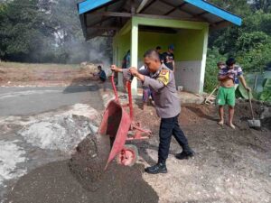 Peduli Tempat Ibadah, Bhabinkamtibmas Desa Tinompo Bantu Cor Masjid