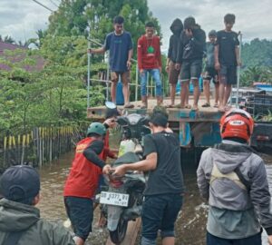 PT GNI Kerahkan Dua Unit Trailer Bantu Warga Seberangi Banjir Bunta