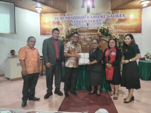 Bupati Morut Serahkan Bantuan Pakaian Kebaya dari Pokir Melky Tangkidi untuk Jemaat GKST Eklesia