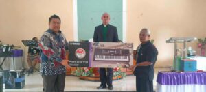 Anleg Melky Tangkidi Serahkan Bantuan Alat Musik Untuk GKI Masara