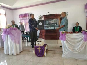 Anleg DPRD Morut Melky Tangkidi Serahkan Bantuan Alat Musik untuk GKST Sumber Kasih Mondowe