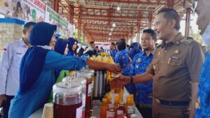 Pakai Dana Pribadi, Pj Bupati Morowali dan Pimpinan OPD Bagikan Bahan Pangan Gratis Saat GPM