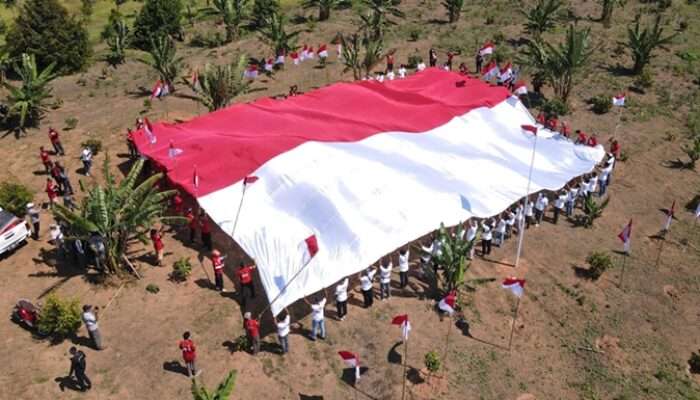 Merah Putih Membentang di Gunung Biru