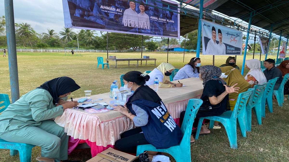 Warga Touna mendapatkan pengobatan gratis dari Ahamd Ali dan Abdul Karim Aljufri