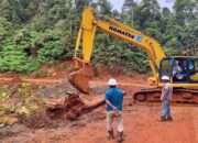 PT Palu Baruga Yaku Percepat Pembersihan dan Pembenahan Jalan Poros Ganda Ganda-Tamainusi Pasca Hujan Deras