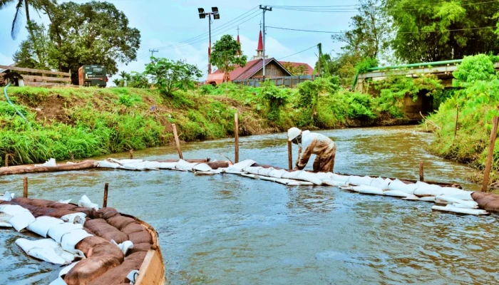Warga Lioka Gotong Royong Pasca Kebocoran Pipa Minyak Vale