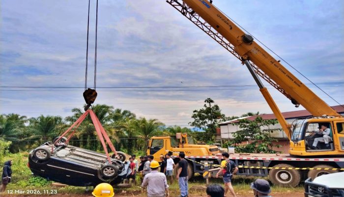Crane PT GNI Evakuasi Mobil Warga yang Terjatuh ke Parit